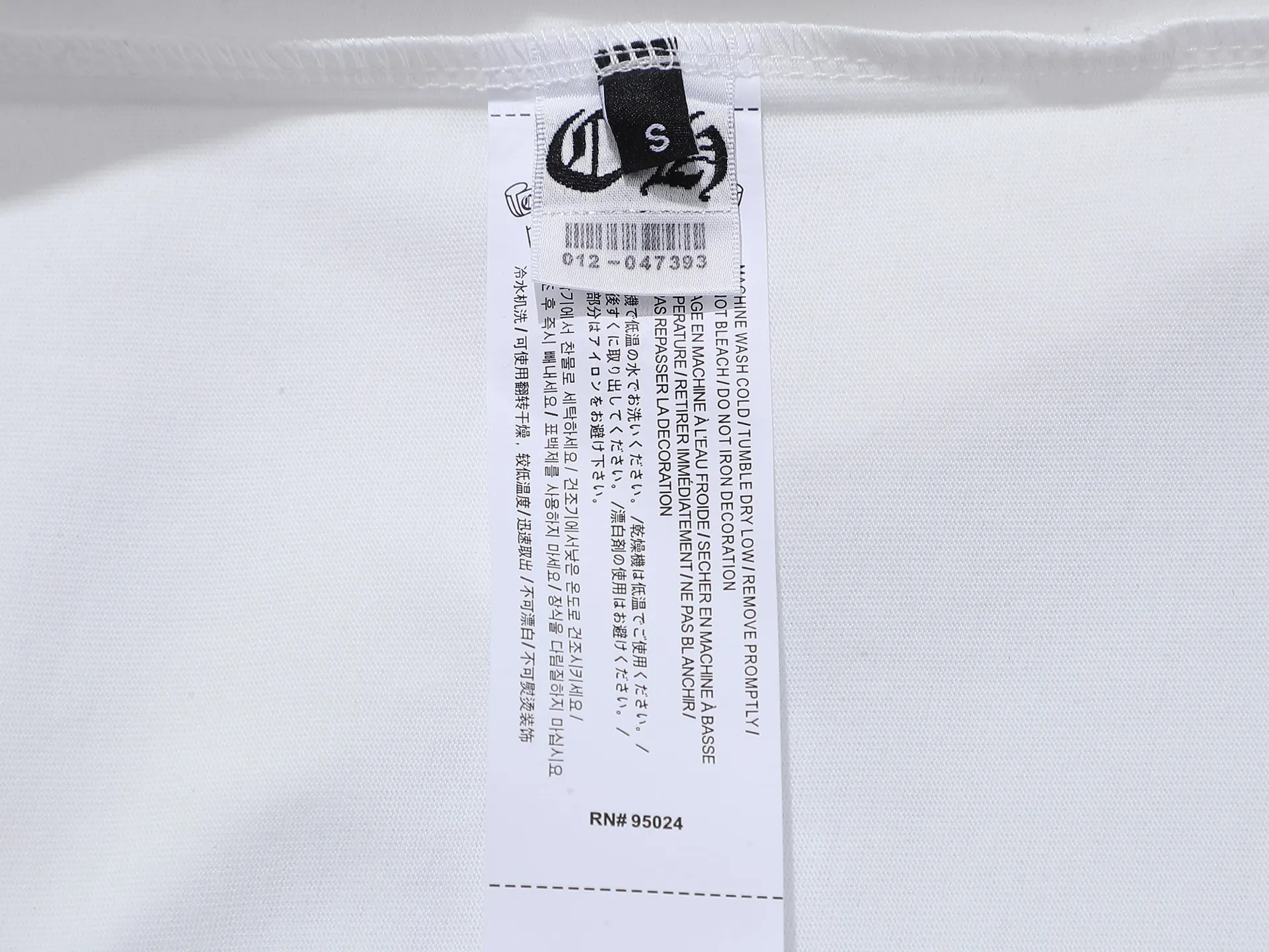 P170 280g exclusive version] Chro*e Hets Chro*e Hets 𝟐𝟎𝟐5 spring and summer handmade patch embroidery + three-dimensional stitch high-density embroidery + fine dot gradient printing round neck short sleeves 2025SS latest short sleeves adopt inherited handmade patch embroidery, which is a form of high-density embroidery and is in the same category as the patch embroidery in Chinese Suzhou embroidery! The embroidery method is to cut the applique cloth according to the pattern requirements and paste it on the embroidery surface. Cotton and other materials are padded between the applique cloth and the embroidery surface to make the short-sleeved pattern bulge and have a three-dimensional effect. After the applique cloth is pasted, various stitches are used to lock the edges. The patch embroidery method is mainly based on pattern blocks, and the style is unique and elegant! After that, a high-density embroidery machine with 10,000 needles is used to position, fix, and cover. The appliqué embroidery uses the same color embroidery as the short sleeves, maintaining the uniformity of the color! The pattern inside the appliqué is embroidered in natural color, making the pattern of the appliqué consistent with the surface fabric, creating a low-key and luxurious fashion sense! ‌ Three-dimensional needle-stitching high-density embroidery, the stitching has a strong sense of line and three-dimensionality, the stitching is vivid and lively, and the coverage is also good. Three-dimensional needle-stitching embroidery technology is a brand-new embroidery technology that combines traditional embroidery technology with modern color concepts to create amazing artistic effects. This technology can instantly dye a white thread to create a natural color transition, giving your work a colorful effect. Whether it is flowers, animals or abstract patterns, three-dimensional needle embroidery technology can make them lifelike, as if giving them vitality. In this era of pursuing personalization and uniqueness, three-dimensional needle embroidery technology makes embroidery more personalized and charming, making you the center of attention whether in formal occasions or daily wear. In addition, three-dimensional needle embroidery technology is also durable and waterproof, so you don’t have to worry about it fading or being damaged. In short, it is an innovative craft that perfectly combines art and fashion, making the work more beautiful, unique and precious. If you want to make yourself more personalized and charming, try this round neck short sleeve!  Gradient printing‌ is a design technique that gradually transitions through colors. Gradient printing creates a visual extension and expansion effect through subtle changes in color, making the design more vivid and layered. The production process of gradient printing is relatively complex and usually requires multiple color adjustments and multiple treatments. Take Louis Vuitton's presbyopic gradient rendering printed short-sleeves as an example. The gradient effect is achieved through high-temperature washing four times, and the color is adjusted up to 15 times to ensure that the color transition is natural and without color difference. This fine process makes gradient printed products have a high-end texture!  Hand-made appliqué + three-dimensional high-density embroidery ➕ fine-dot gradient printing. The creative design of triple craftsmanship makes the whole dress show exquisite craftsmanship. The clothing patterns are all made of high-density hand-made appliqué embroidery. The double embroidery is high-end and exquisite, and the patterns are completely integrated and echo each other. This short-sleeved short-sleeved shirt is low-key and has a rock and punk style that is unique to Crowe. It is simply perfect! No matter from which angle you look at it, it shows a low-key and luxurious sense of fashion. It is an indispensable classic model that stands out among many spring and summer new models. It is outstanding, eye-catching and eye-catching! Avant-garde and retro, two styles are displayed on the same piece of clothing, colliding with unique creative sparks. It can be said to be avant-garde, full of personality, fashionable and versatile, and the same style for male and female couples! An excellent hit! Creative design, double embroidery, excellent craftsmanship, exquisite details and first-class feel! An excellent hit! It is made of 280 grams of double yarn and double ply dust-free imported pure cotton fabric. It has been washed and high-temperature shaped and pre-shrunk. The fabric is comfortable and breathable. It will not shrink after repeated washing. The fabric has a high-end and exquisite texture and a first-class feel! High-density embroidery has good firmness and is not easy to fall off! The detail processing is 100% perfect. It looks great no matter how you match it with various styles. High weight and high quality. Exclusive version. Non-market ordinary version. Enlarge real shot details. Instant sale of all versions. Compare at will. Quality is absolutely guaranteed. A must-have for fashionistas. Control it at will. Definitely one for everyone. A must-have for men and women couples! The most 🆕first release, the exclusive first release, the same style for men and women, classic, simple and versatile, and the quality is unquestionable!  Chrome Hearts is a famous Hollywood luxury brand founded by Richard Stark in 1988 with unique design style! The design style combines rock punk, street hip-hop and other low-key luxury styles. It adheres to pure handcrafting and exquisite design, so its value as a work of art has far exceeded the meaning of jewelry.  Color: Black White Size: S M L XL